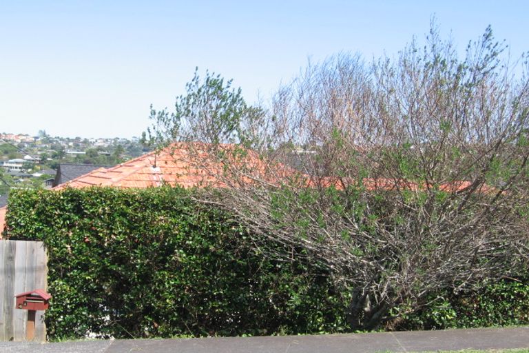 Photo of property in 3/2 Scarboro Terrace, Murrays Bay, Auckland, 0630