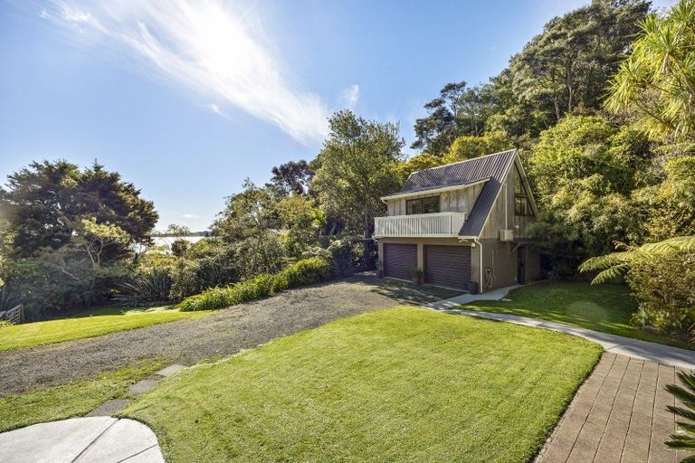 Photo of property in 6 Te Papa Road, Kawakawa Bay, Papakura, 2585