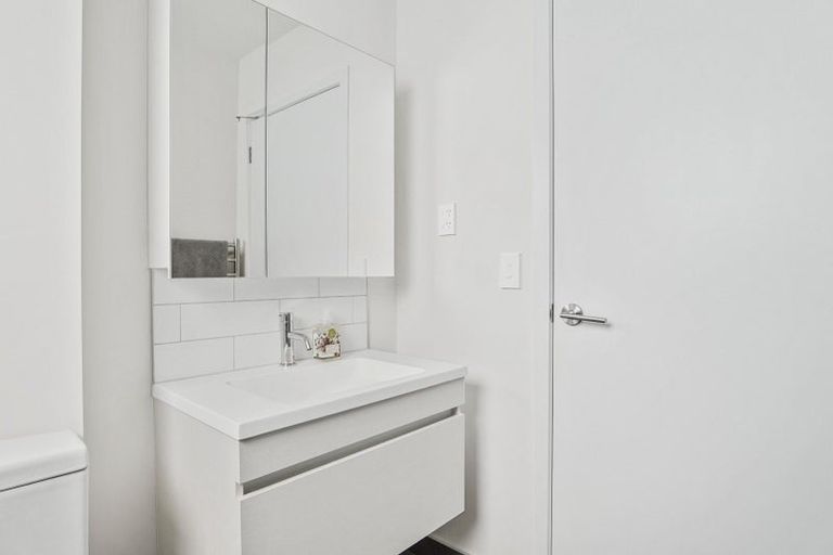 Photo of property in 9/35 Garadice Road, Rothesay Bay, Auckland, 0630