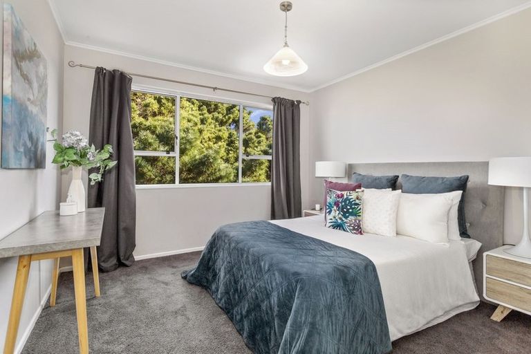 Photo of property in 27b Chetwode Grove, Newlands, Wellington, 6037