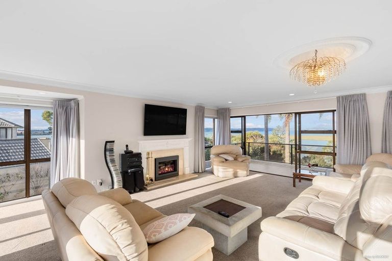 Photo of property in 51 Renoir Street, West Harbour, Auckland, 0618