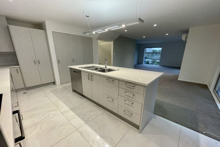 Photo of property in 5/61 Black Rock Road, Newlands, Wellington, 6037