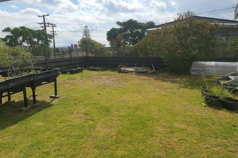 Photo of property in 135 Astley Avenue, New Lynn, Auckland, 0600