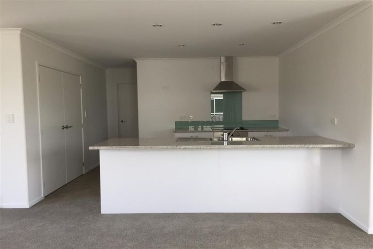 Photo of property in 92 Barbados Way, One Tree Point, 0118