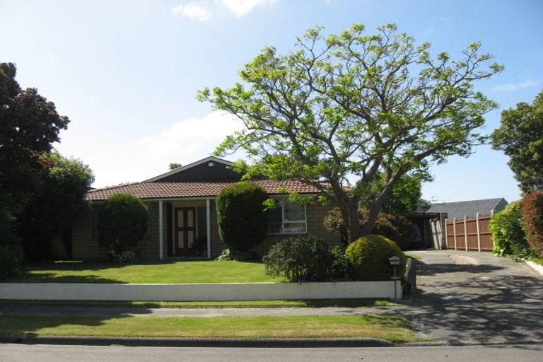 Photo of property in 10 Lombard Place, Avonhead, Christchurch, 8042