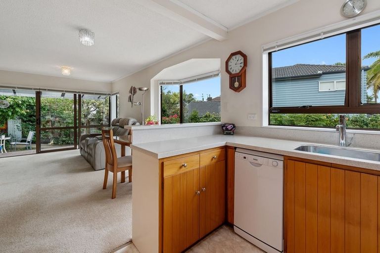 Photo of property in 2/2 Law Street, Torbay, Auckland, 0630