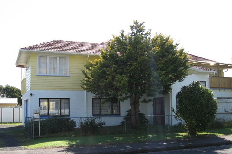 Photo of property in 1 Durham Street, Te Atatu Peninsula, Auckland, 0610