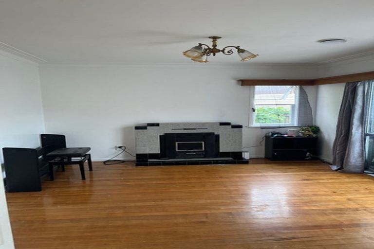 Photo of property in 8 Harry Ward Place, Henderson, Auckland, 0610