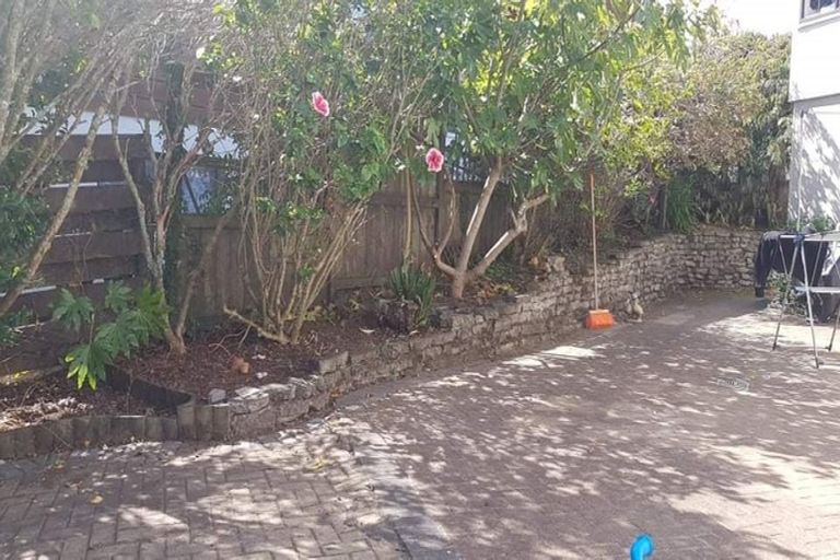 Photo of property in 7 Glen Vista Place, Bayview, Auckland, 0629