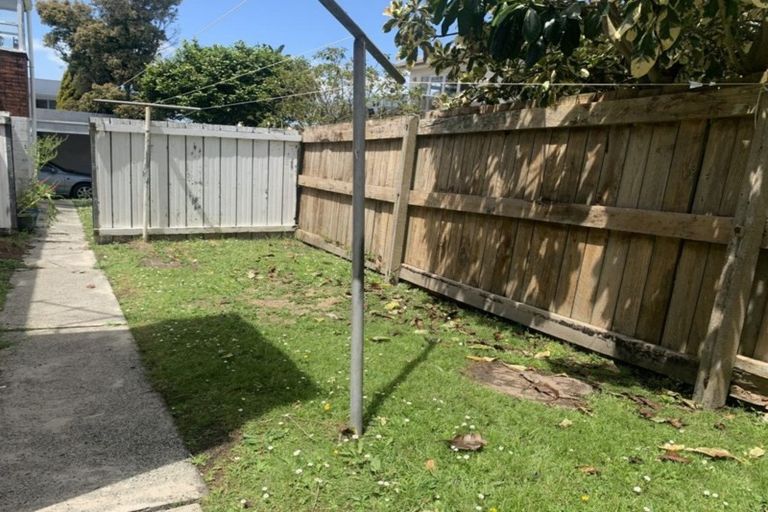 Photo of property in 2/27 Holland Road, Hillcrest, Auckland, 0627