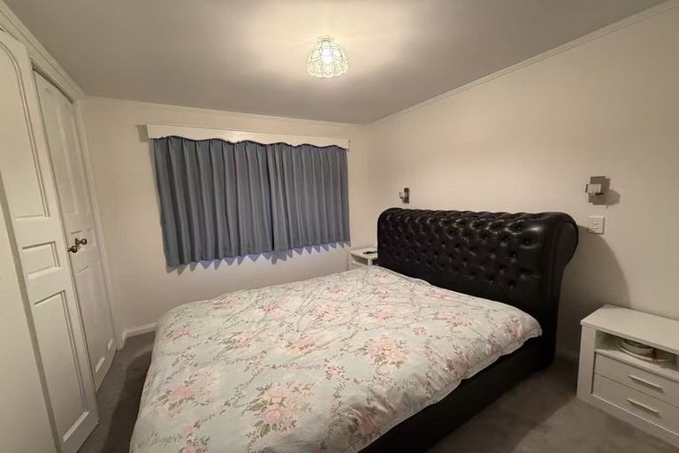 Photo of property in 12 Verena Place, Green Bay, Auckland, 0604