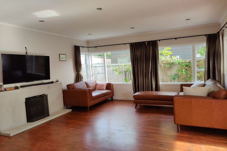 Photo of property in 2/11 Seaview Avenue, Northcote, Auckland, 0627