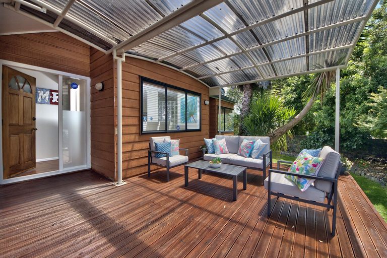Photo of property in 3 Avonleigh Road, Green Bay, Auckland, 0604
