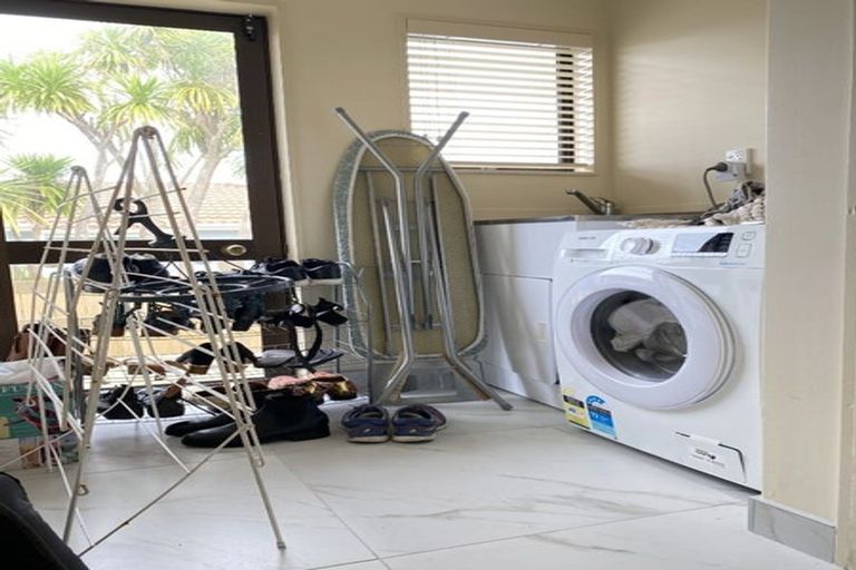 Photo of property in 15a Gill Avenue, Te Atatu Peninsula, Auckland, 0610