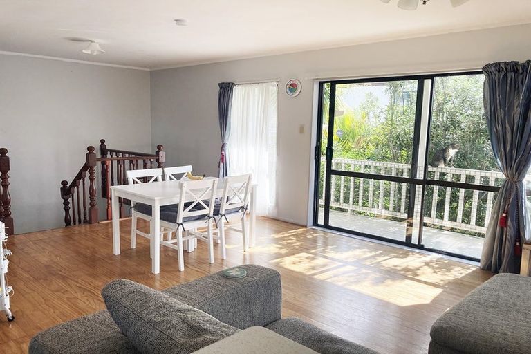 Photo of property in 33 Lagoon Way, West Harbour, Auckland, 0618