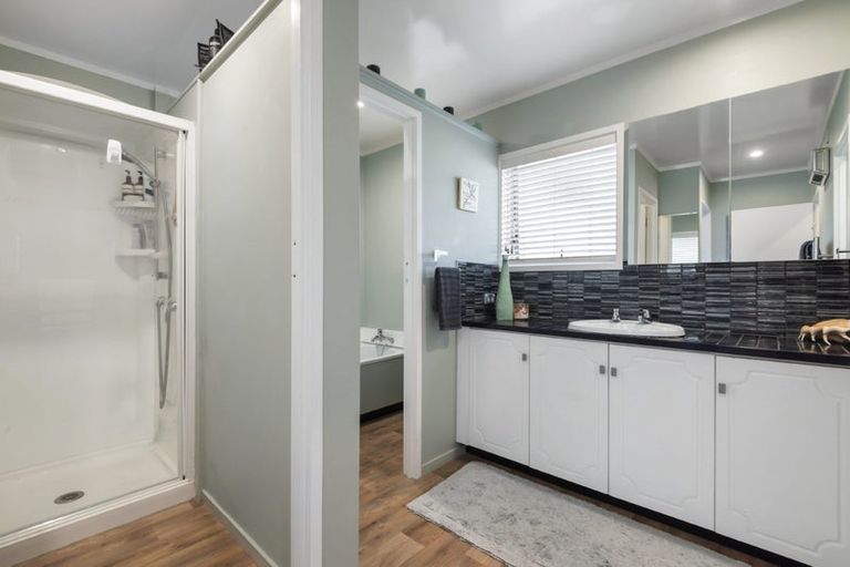 Photo of property in 127 Oaktree Avenue, Browns Bay, Auckland, 0630