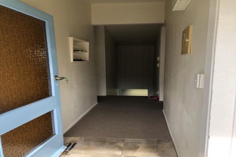 Photo of property in 312 Glenfield Road, Glenfield, Auckland, 0629