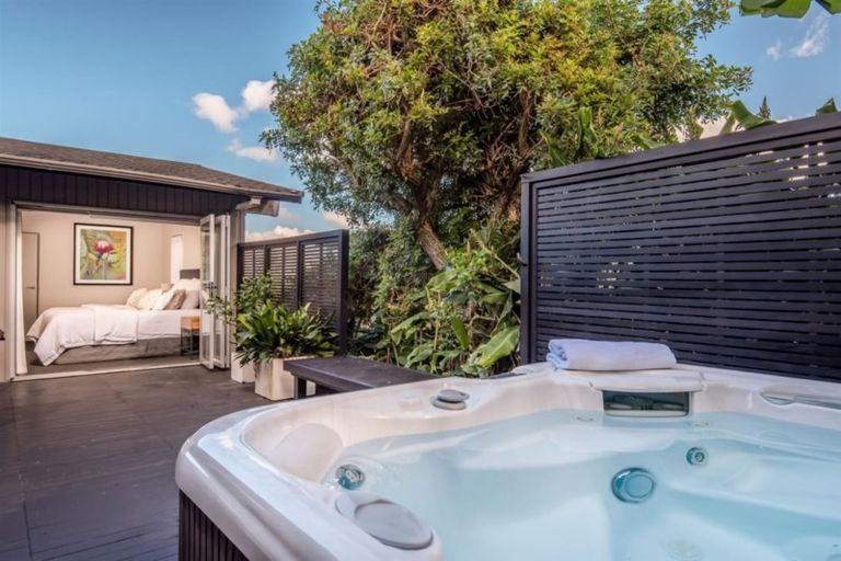 Photo of property in 42 Ravenwood Drive, Forrest Hill, Auckland, 0620