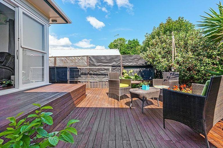 Photo of property in 3/14 Orchid Place, Te Atatu South, Auckland, 0610