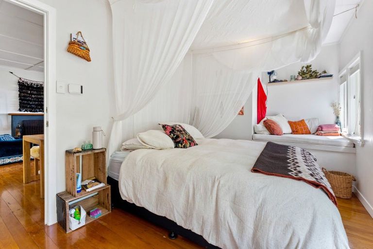 Photo of property in 72 Garden Road, Piha, New Lynn, 0772