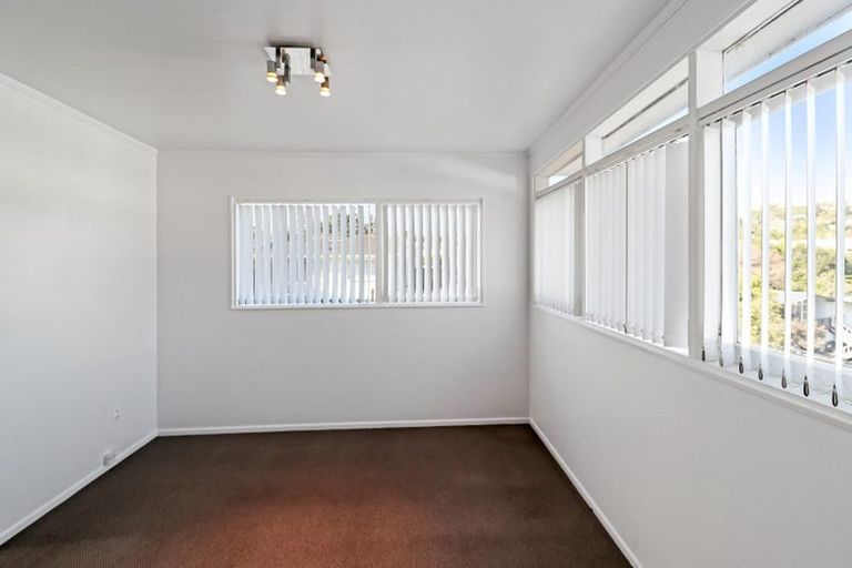 Photo of property in 19 Churton Drive, Churton Park, Wellington, 6037