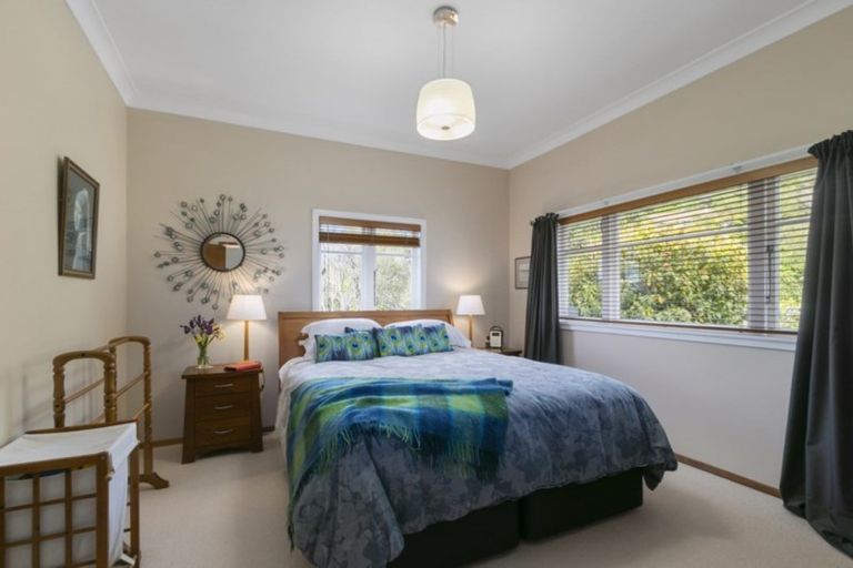 Photo of property in 132 Miromiro Road, Normandale, Lower Hutt, 5010