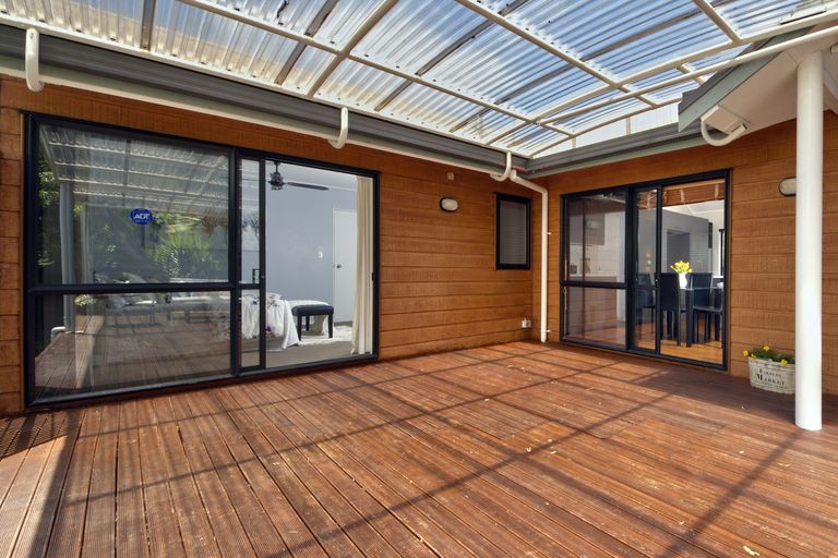 Photo of property in 3 Avonleigh Road, Green Bay, Auckland, 0604