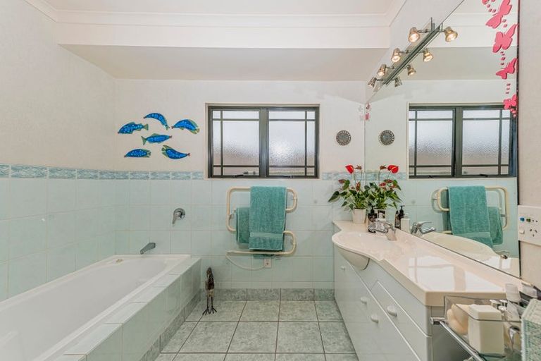 Photo of property in 15 Hogarth Rise, West Harbour, Auckland, 0618