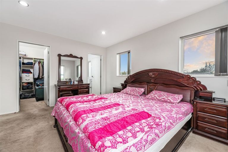 Photo of property in 1c Babich Road, Henderson Valley, Auckland, 0614