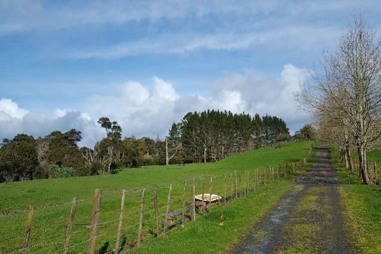 Photo of property in 400 Waitakere Road, Taupaki, Henderson, 0782