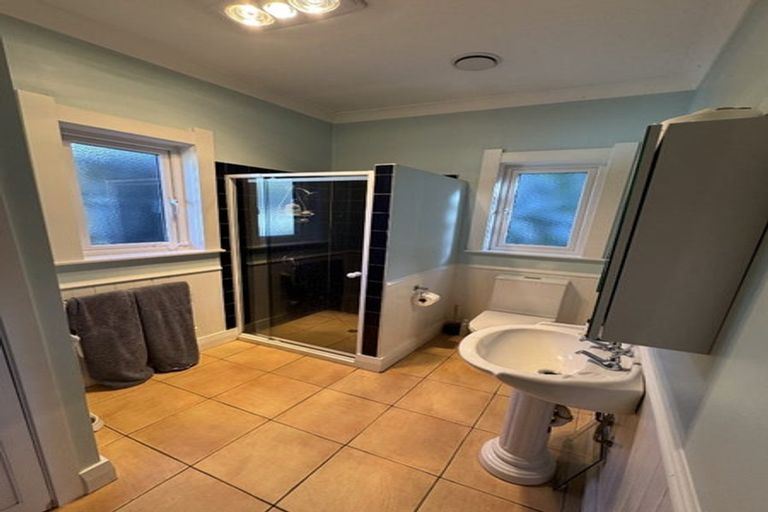 Photo of property in 16 Hungerford Road, Lyall Bay, Wellington, 6022