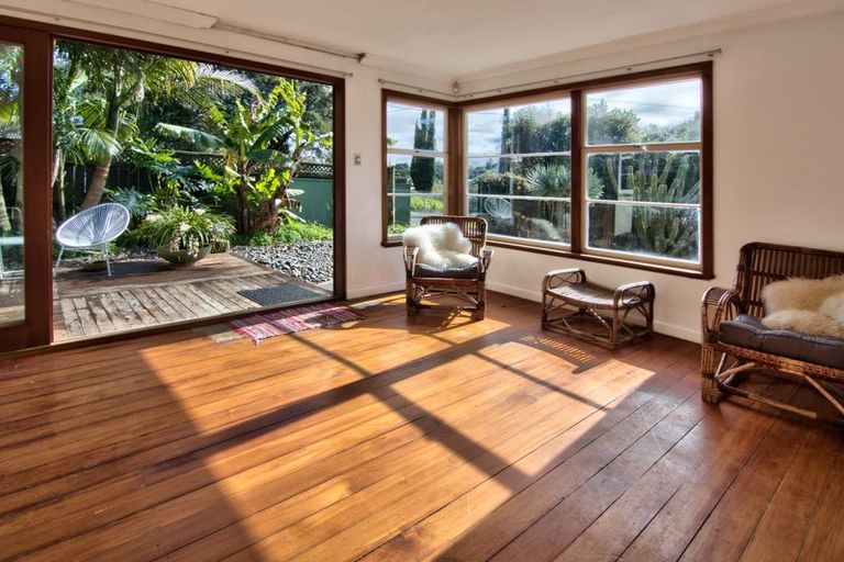 Photo of property in 50 Derwent Crescent, Titirangi, Auckland, 0604