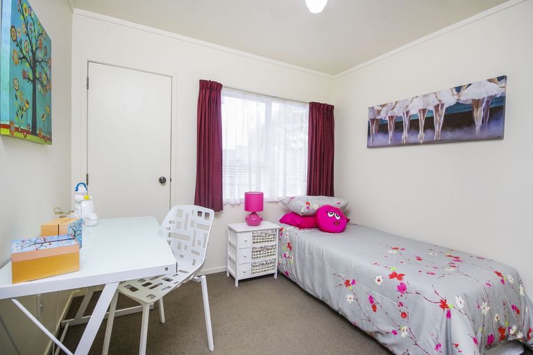 Photo of property in 24 Beauchamp Drive, Massey, Auckland, 0614