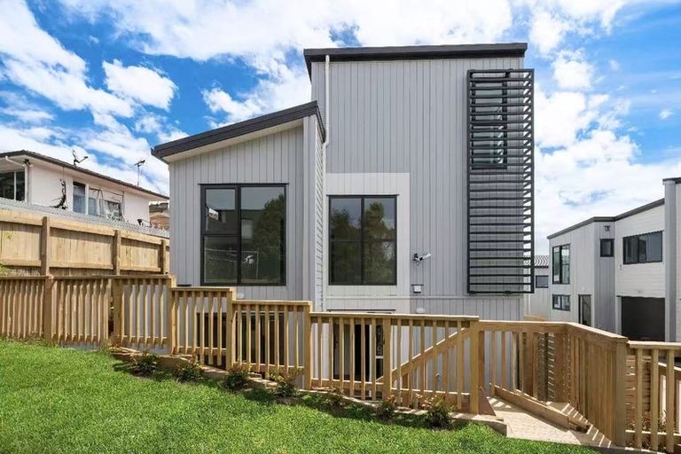 Photo of property in 1/1088 Beach Road, Torbay, Auckland, 0630