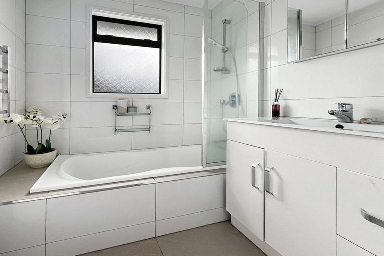 Photo of property in 61 Sunline Avenue, Massey, Auckland, 0614