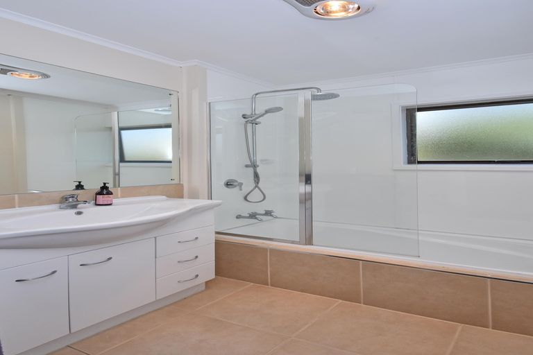 Photo of property in 16 Pinehurst Place, Wattle Downs, Auckland, 2103