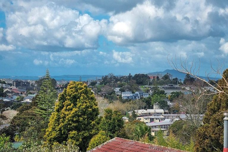 Photo of property in 2/52 Manuka Road, Glenfield, Auckland, 0629