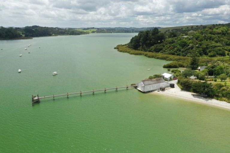 Photo of property in 20 The Strand, Whakapirau, 0583