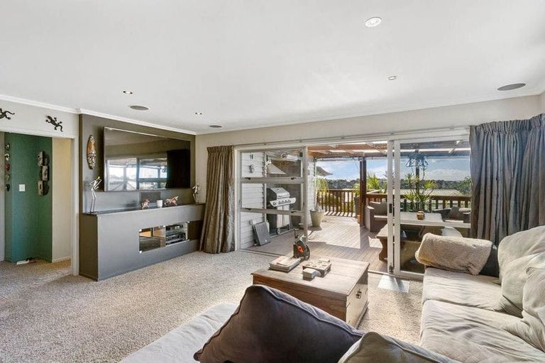 Photo of property in 121 Carlisle Road, Northcross, Auckland, 0632