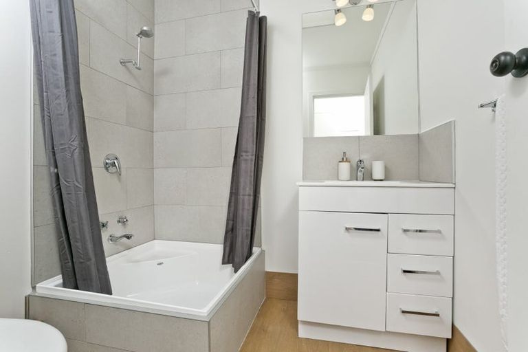 Photo of property in 2/13a Eskdale Road, Birkdale, Auckland, 0626