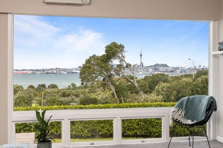Photo of property in 39 Sylvan Avenue, Northcote, Auckland, 0627