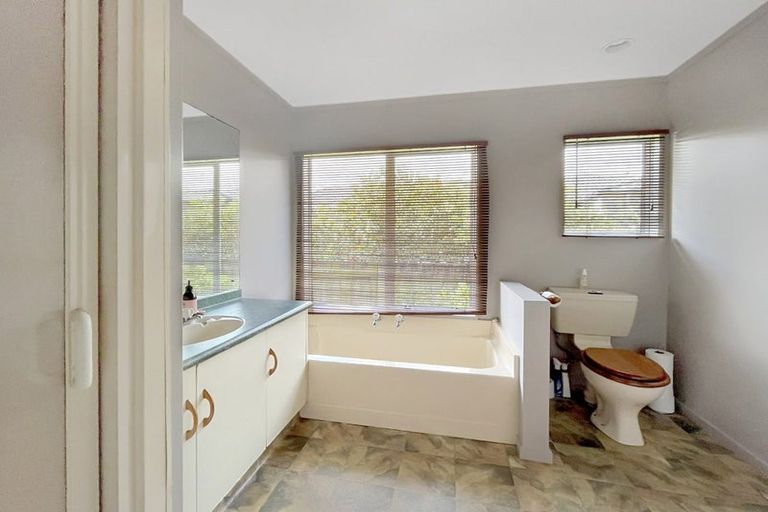 Photo of property in 54 Dalfield Place, Highbury, Palmerston North, 4412