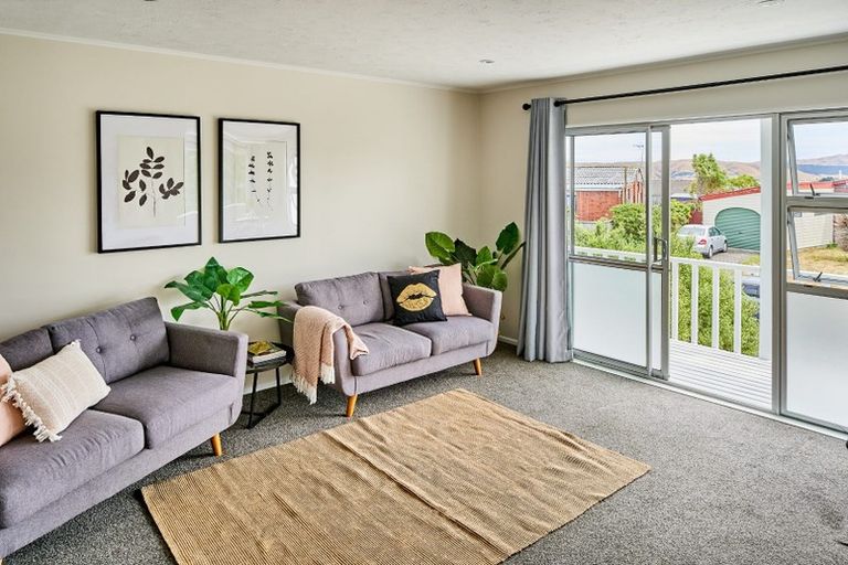 Photo of property in 30 Colchester Crescent, Newlands, Wellington, 6037