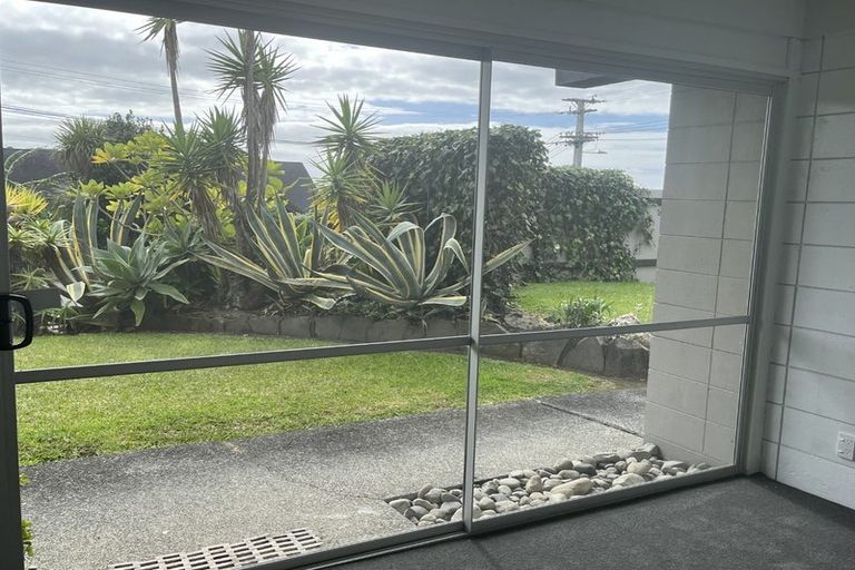 Photo of property in 1/42 Rothesay Bay Road, Rothesay Bay, Auckland, 0630