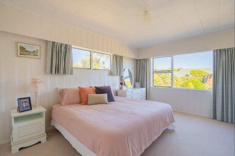 Photo of property in 10 Rewarewa Crescent, Waikanae, 5036