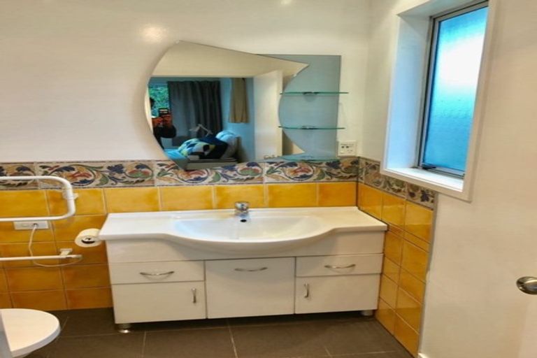 Photo of property in 4 Karo Place, Glendene, Auckland, 0602