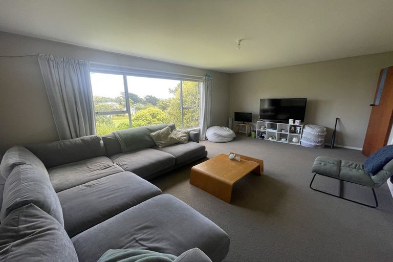 Photo of property in 15a Colchester Crescent, Newlands, Wellington, 6037