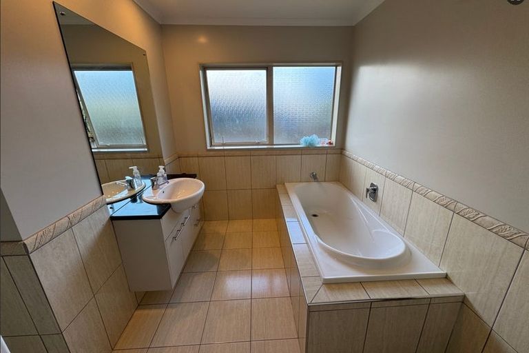 Photo of property in 16 Speyside Crescent, Flat Bush, Auckland, 2016