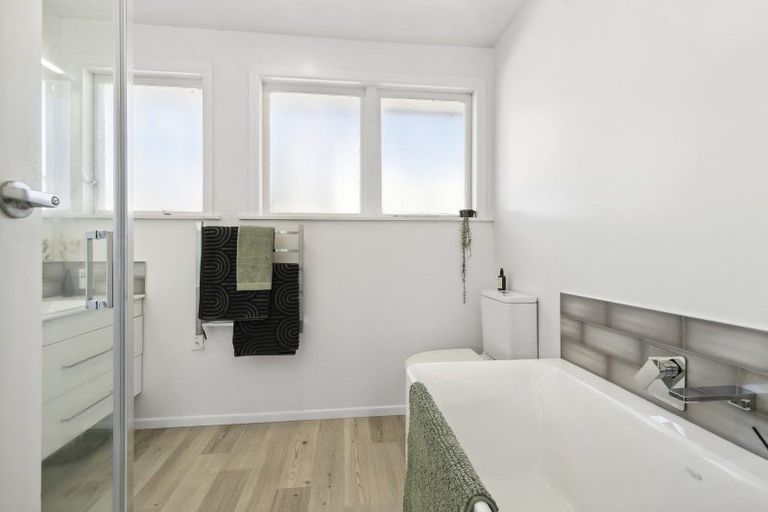 Photo of property in 5 Oswald Crescent, Paparangi, Wellington, 6037