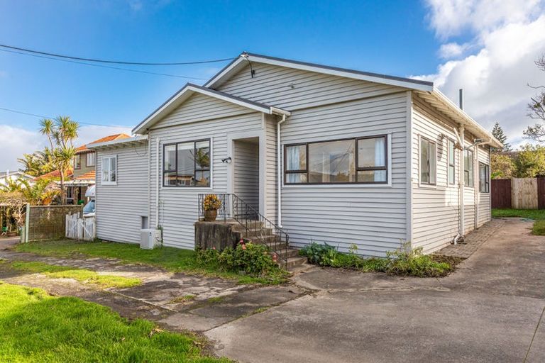 Photo of property in 19 Old Lake Road, Narrow Neck, Auckland, 0624